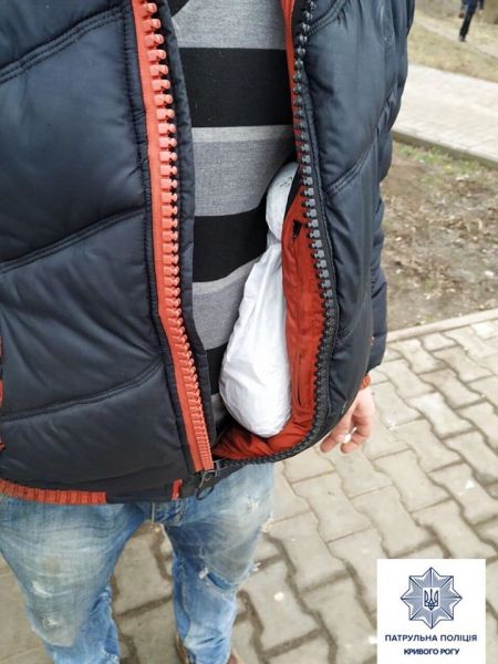 Посреди улицы продавал наркотики: в Кривом Роге задержали 24-летнего мужчину (фото)