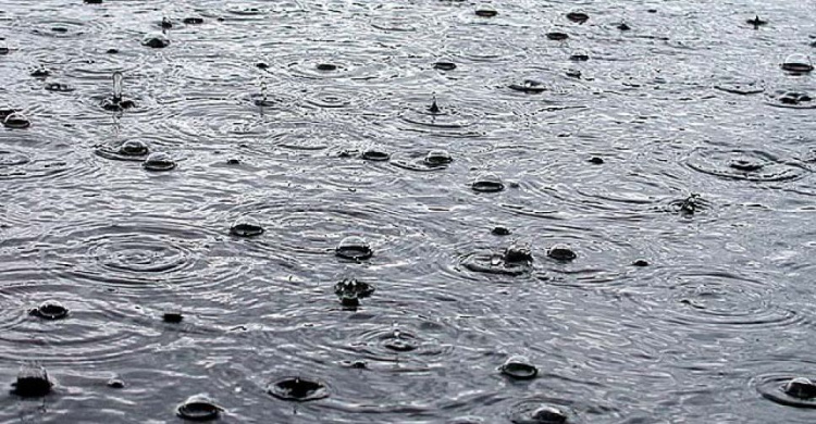 Решили освежиться: жители Кривого Рога купаются в воде, затопившей улицы города (фото)