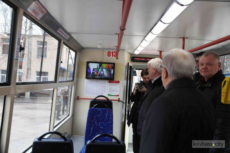 Как новые: в Кривом Роге на маршруты торжественно выпустили обновленные трамвай и троллейбус (фото)