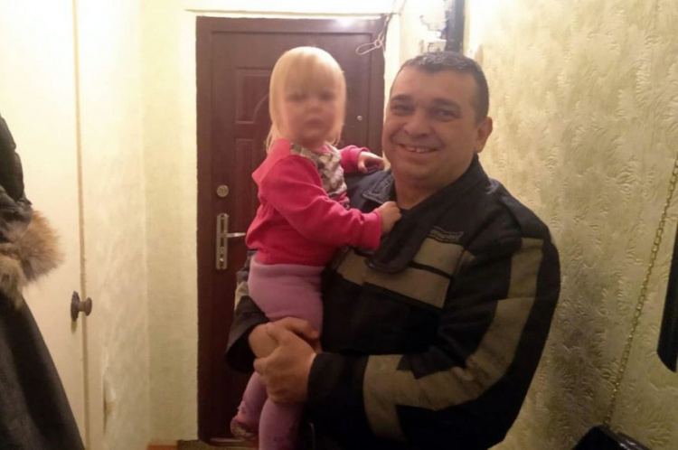 В Кривом Роге спасатели открыли квартиру, в которой осталась 2-летняя девочка (фото)