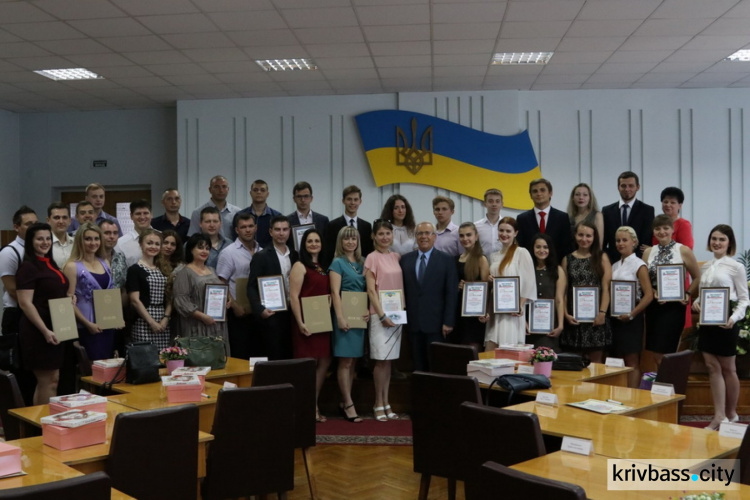 Ко Дню молодежи в городе наградили молодых ученых и активных криворожан (ФОТО)
