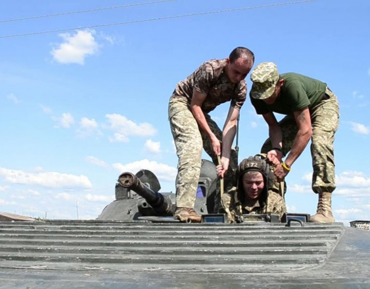 Бойцы 17-й танковой бригады Кривого Рога учились оказывать медицинскую помощь на поле боя (фото)