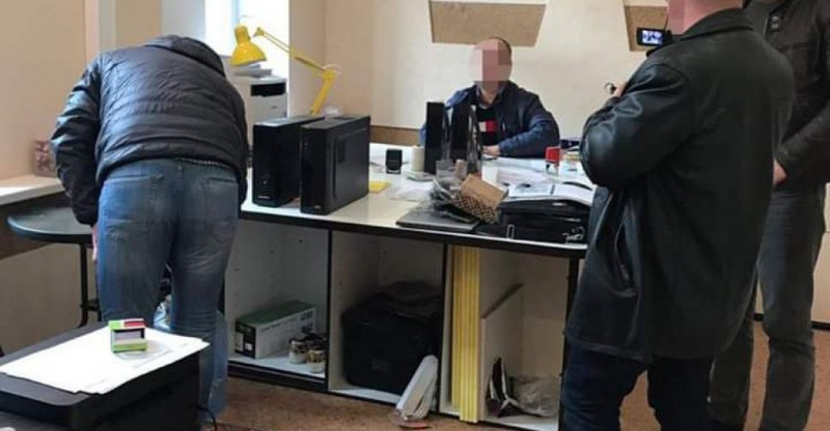 На Днепропетровщине поймали банду госслужащих, промышлявших рейдерством (фото)