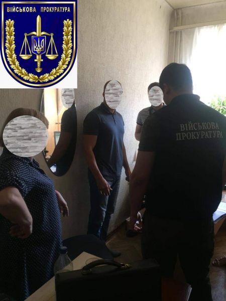 Военной прокуратурой Криворожского гарнизона задержан чиновник во время получения 30 тысяч (фото)