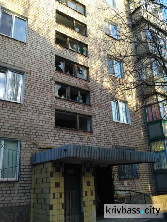 Криворожские пожарные вытащили из пылающей квартиры молодоженов с младенцем (ФОТО)