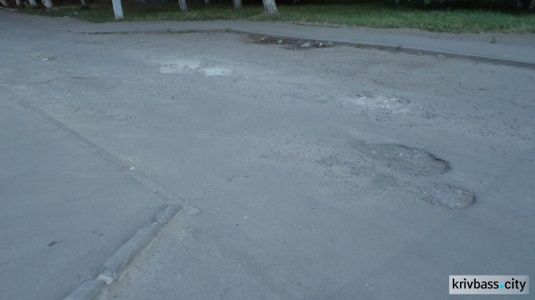 Бездорожье: внутриквартальная дорога на Электрозаводкой в Кривом Роге требует ремонта (ФОТОФАКТ)