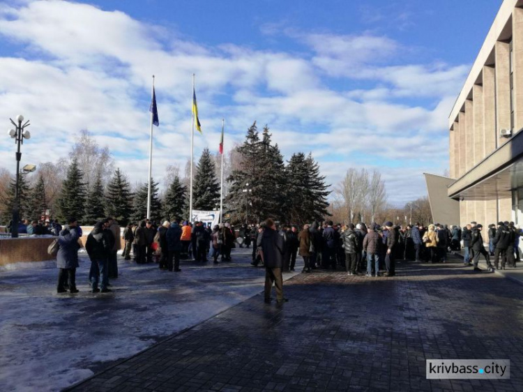 Сотрудники КПВС в Кривом Роге митингуют под стенами горисполкома (обновлено) (ВИДЕО, ФОТО)
