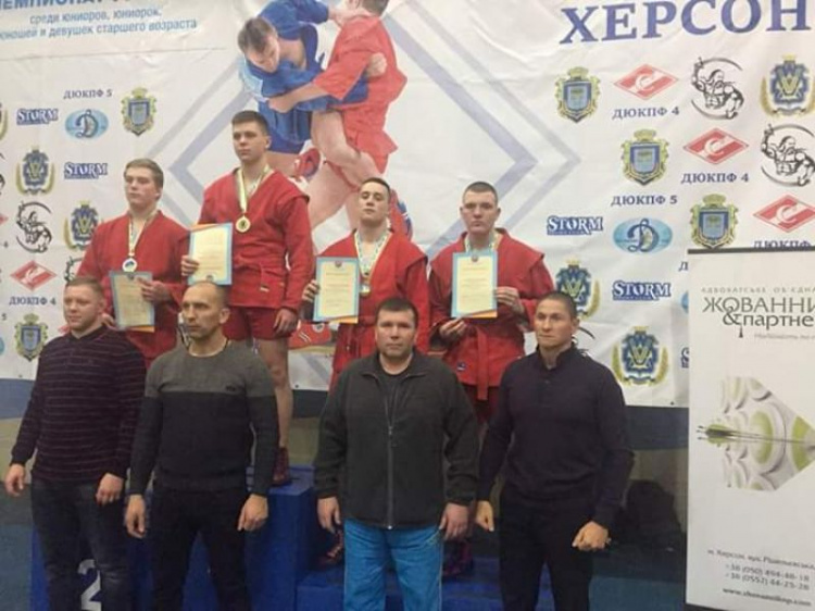 Криворожане вернулись со всеукраинского чемпионата по борьбе самбо (фото)