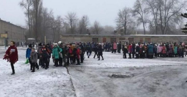 В Кривом Роге школьников эвакуировали из зданий: полиция проверяет информацию о заминировании (фото) 