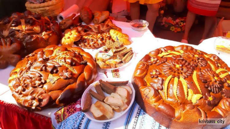В Кривом Роге стартовал фестиваль меда, хлеба и нового урожая (фото)