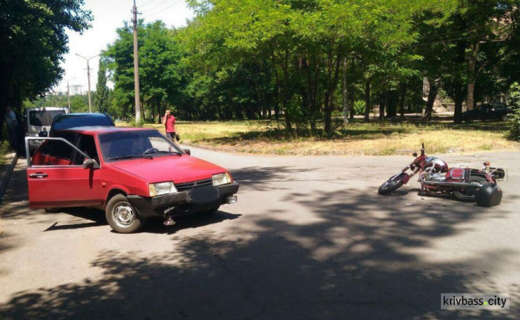 Авария в Кривом Роге: столкнулись «Лада» и мотоцикл «Ява» (ФОТО)