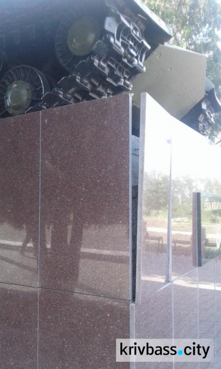 На Макуланах неизвестные повредили памятник "Воинам танкистам"(ФОТО)