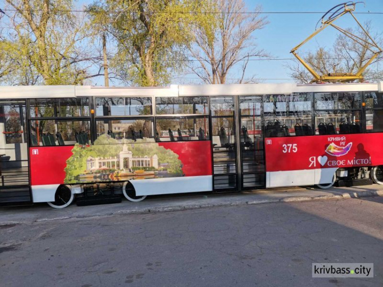 В Кривом Роге капитально отремонтировали старый трамвай