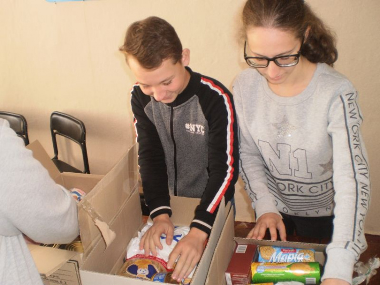 Добрые посылки: учебные заведения Кривого Рога присоединились к благотворительной акции ко Дню защитника Украины 