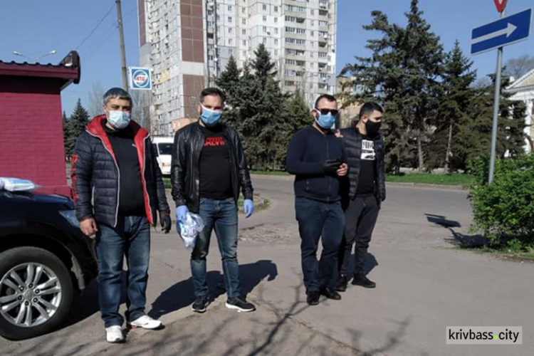 В Кривом Роге представители Азербайджанской диаспоры бесплатно раздавали прохожим маски