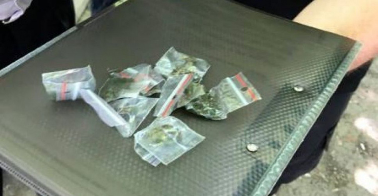 Полицейские Кривого Рога задержали мужчину, который в кармане хранил наркотики (ФОТО)