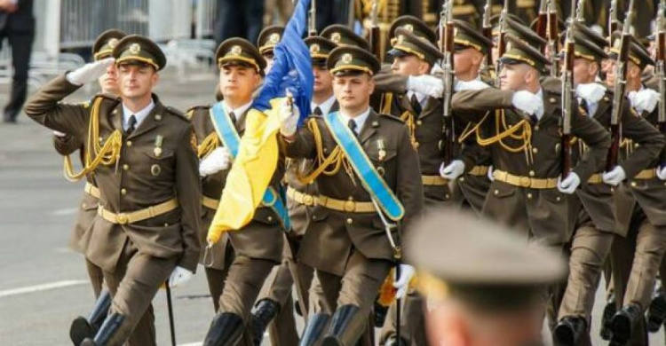 Криворожские военнослужащие будут говорить "Слава Украине!" вместо "Здравия желаю!"