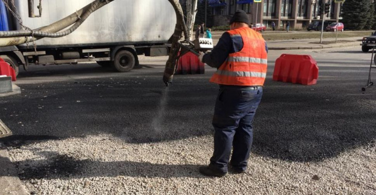 Борьба с ямами: в Кривом Роге продолжается ремонт дорог (фото)
