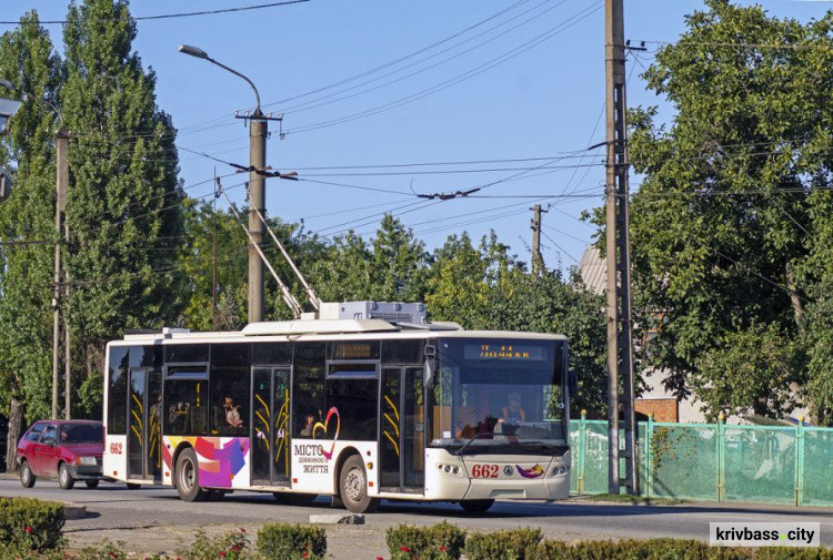 Криворіжцям пропонують замінити тролейбуси автобусами: містян попередили про зміни у курсуванні транспорту