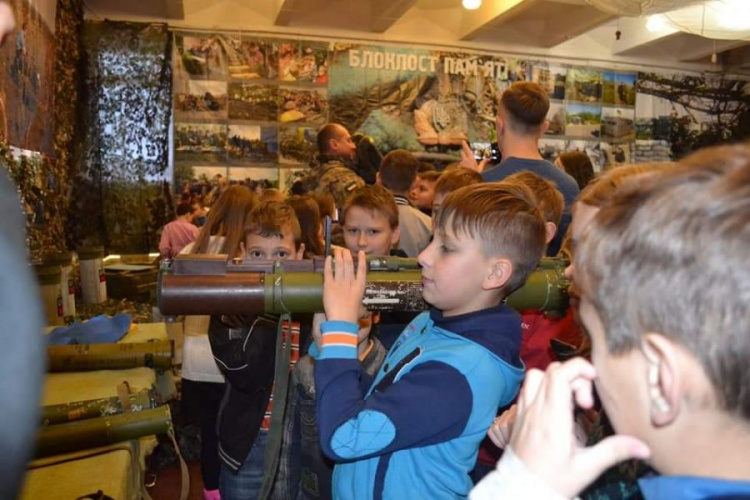 В одной из школ Кривого Рога открылась передвижная выставка "Блокпост памяти" (фото)