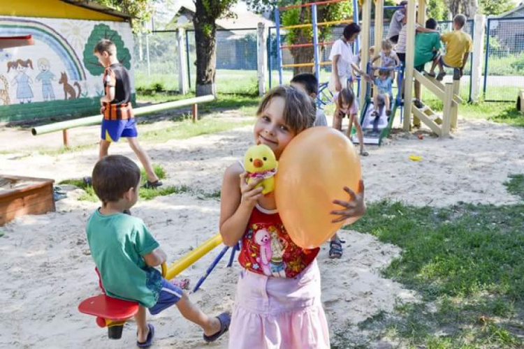 Криворожане проведали детей из подопечного детского дома и установили детскую площадку (ФОТО)