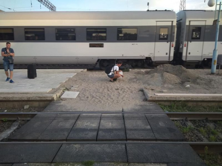 На железнодорожном вокзале в Кривом Роге обновляют плитку на перроне