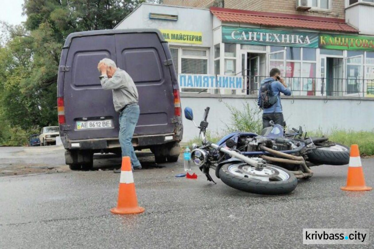 ДТП в Кривом Роге: на узкой дороге столкнулись мотоциклист и «ГАЗель» (ФОТО)
