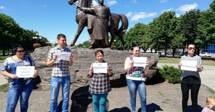 #SaveOlegSentsov: Криворожане провели акцию в поддержку политзаключенного в России Олега Сенцова (ФОТОРЕПОРТАЖ)