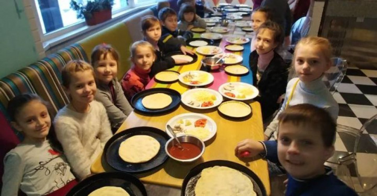Каникулы с пользой: для учеников криворожской школы провели мастер-класс по приготовлению пиццы (ФОТОРЕПОРТАЖ)