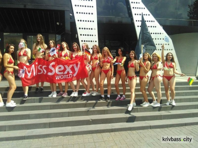 "Самые сексуальные девушки" прошлись по Львову в бикини (ФОТО+ВИДЕО)