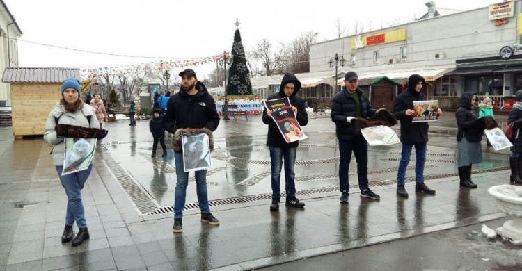 В Кривом Роге активисты провели акцию в поддержку животных, которых убивают ради меха и кожи (фоторепортаж)