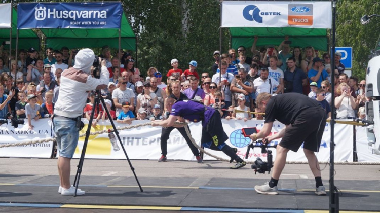 Битва сильнейших: в Кривом Роге проходит Чемпионат по стронгмену (фото)