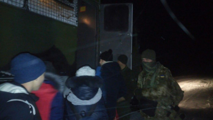 Бойцы Нацгвардии из Кривого Рога вызволили из снежного плена автобус с детьми (фото)