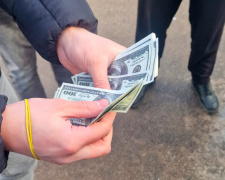 Обіцяв «білий квиток» за долари: у Кривому Розі викрили аферу