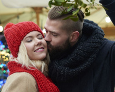 Чому цілуються під омелою: історія, прикмети та правила ритуалу - фото з відкритих джерел