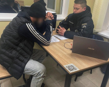 Поліцейський під прицілом: криворіжець напав на правоохоронця в торговельному залі