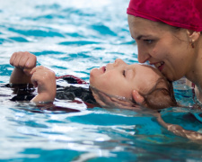 Жінка з дитиною в басейні, фото ілюстративне