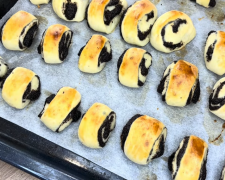 Міні-булочки з маком: легкий рецепт для смачних шкільних перекусів - фото скріншот з відео