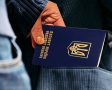 Бдительный криворожский студент помешал воровке стащить паспорт у пенсионера