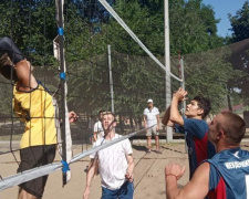 В Кривом Роге ко Дню молодежи прошли спортивные соревнования по волейболу (фото)
