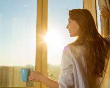 Дівчина біля вікна на світанку/фото з відкритих джерел