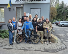 Кілометр за кілометром на одній педалі: у Кривому Розі мандрівник з Канади Джейкоб Кепка зустрівся з амбасадори спільноти "Титани UA" 