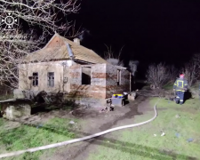 Криворізькі рятувальники загасили пожежу у приватному будинку