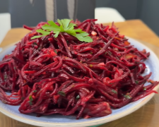 Як приготувати буряк по-корейськи, щоб усі просили добавку - фото скріншот з відео