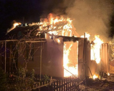 Вночі у Центрально-Міському районі вогонь охопив господарчу споруду