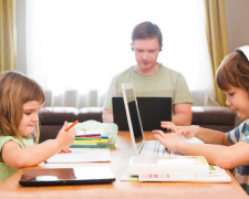 Дистанційна робота батьків, фото ілюстративне 