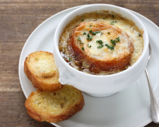 Ароматний цибулевий крем-суп з вершками: простий рецепт