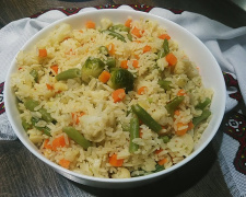Рис із замороженими овочами та яйцем