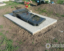 Наруга над могилами, фото Національної поліції 
