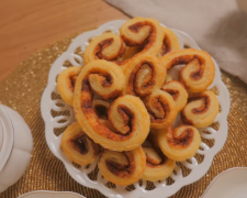 Ніжні та хрусткі печива «вушка»: рецепт для солодкої паузи - фото: кадр з відео